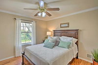 Large Waterfront Lake Palestine Home w / Dock