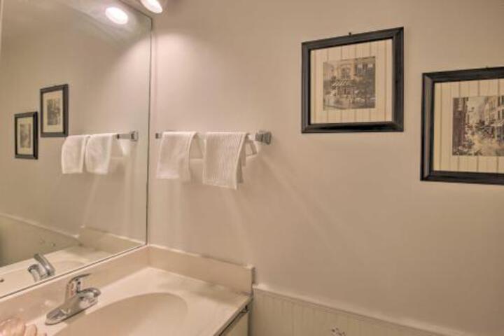 Townhome W / Fireplace Walk To Shops + Dining! - thumb 0