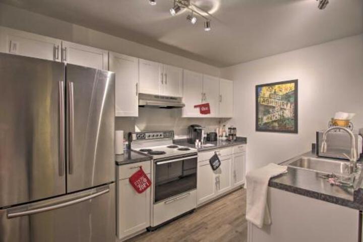 Townhome W / Fireplace Walk To Shops + Dining! - thumb 6