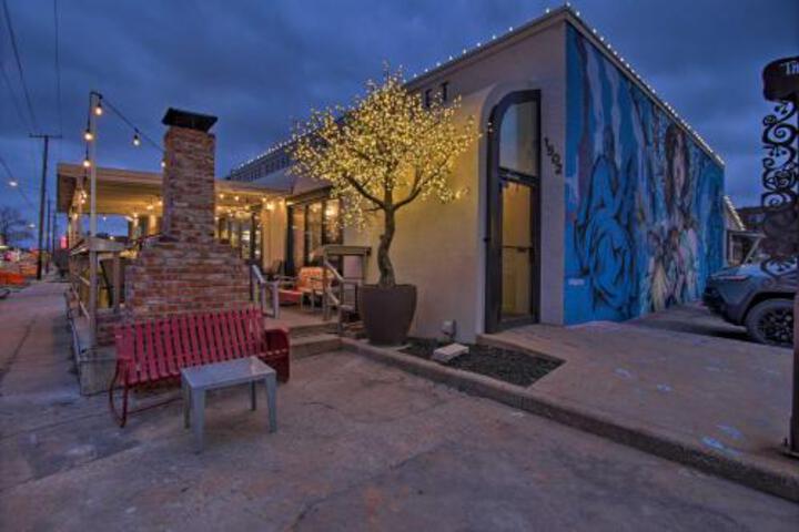 Townhome W / Fireplace Walk To Shops + Dining! - thumb 4