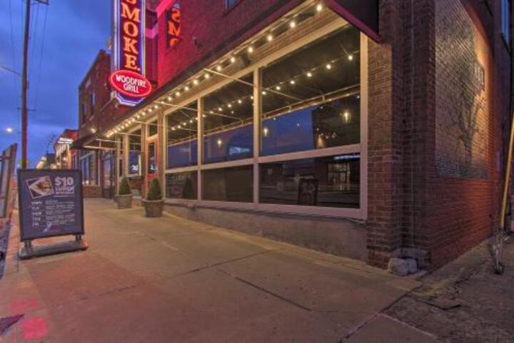 Townhome W / Fireplace Walk To Shops + Dining! - thumb 5