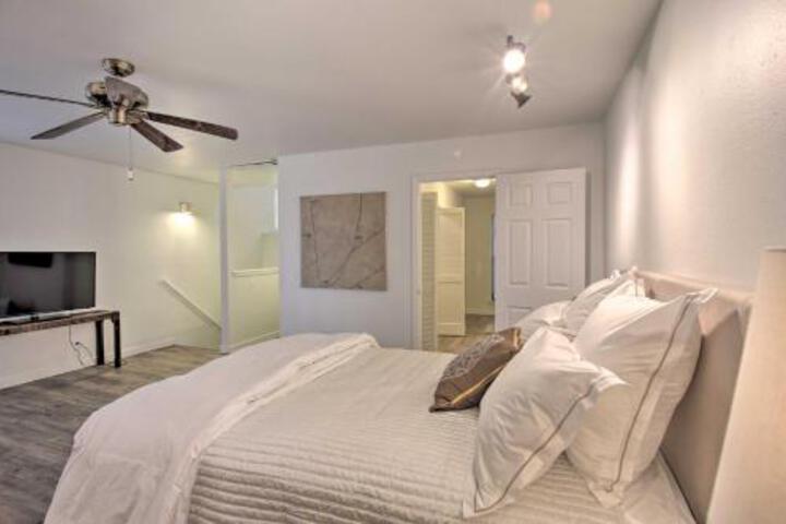 Townhome W / Fireplace Walk To Shops + Dining! - thumb 2