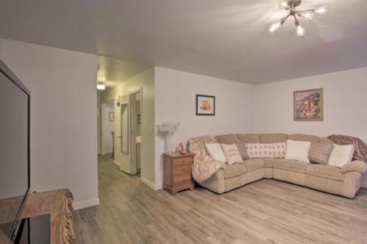 Townhome W / Fireplace Walk To Shops + Dining! - thumb 1