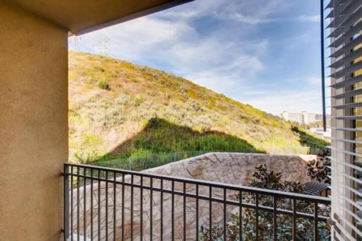 (FV3 Stylish San Diego 2BR / 2BTH With Pool Gym Parking & More 10 Minutes From Downtown! - thumb 5