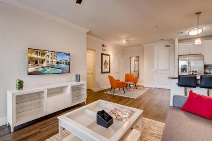 (FV3 Stylish San Diego 2BR / 2BTH With Pool Gym Parking & More 10 Minutes From Downtown! - thumb 1