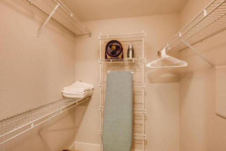 (FV3 Stylish San Diego 2BR / 2BTH With Pool Gym Parking & More 10 Minutes From Downtown! - thumb 3