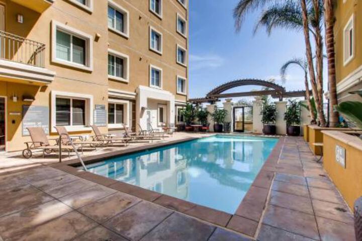 (FV3 Stylish San Diego 2BR / 2BTH With Pool Gym Parking & More 10 Minutes From Downtown! - thumb 0