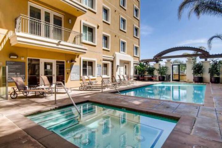 (FV3 Stylish San Diego 2BR / 2BTH With Pool Gym Parking & More 10 Minutes From Downtown! - thumb 4
