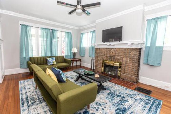 Large Lakeview Home! Walkable & Trendy - thumb 3