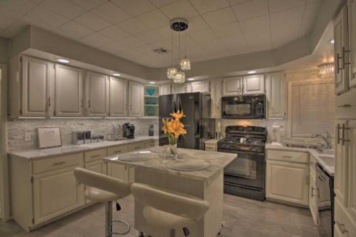 Mid Century Modern Oasis With Spacious Patio! - thumb 2