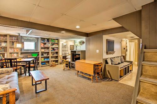 Cozy Updated Home By Fountain Lake & Main St - thumb 0