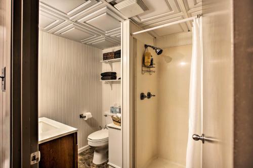 Cozy Updated Home By Fountain Lake & Main St - thumb 2