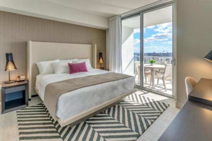 2019 New HydeHouse SW 3BR CORNER SUITE +14TH Floor - thumb 4