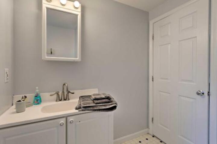 Private Lakefront Retreat: 4 Mi To The Beach! - thumb 6