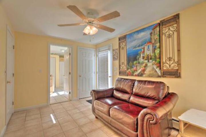 Private Lakefront Retreat: 4 Mi To The Beach! - thumb 4