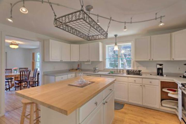 Private Lakefront Retreat: 4 Mi To The Beach! - thumb 0