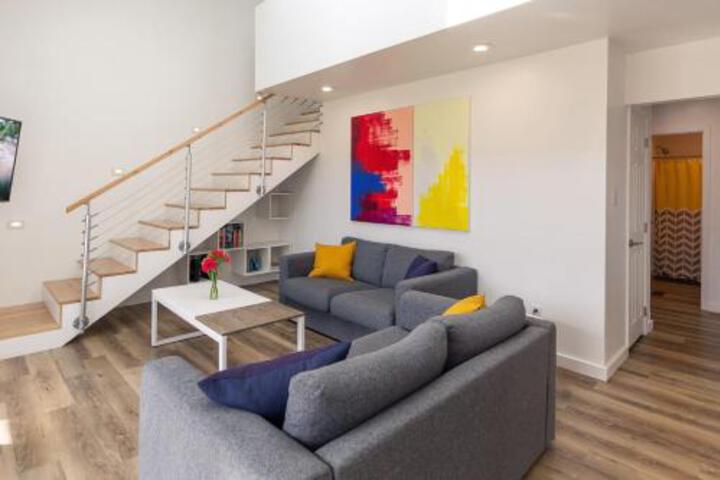 Modern Minimalist Comfort 5 Minutes From Downtown - thumb 1