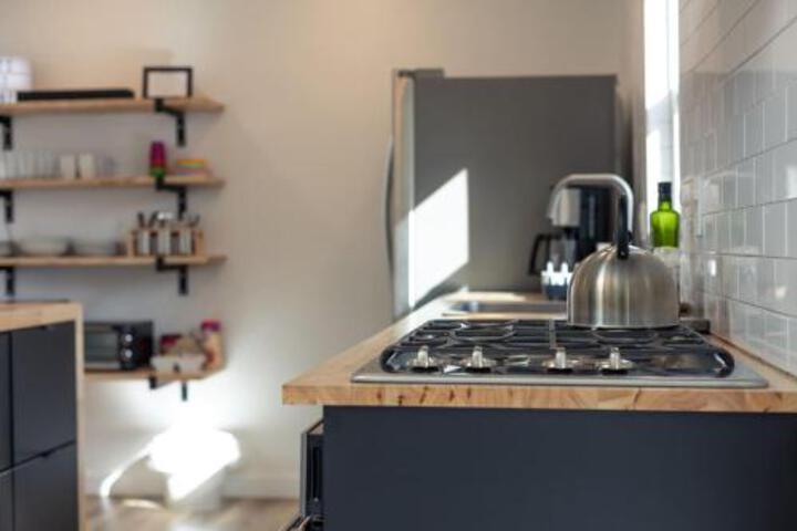 Modern Minimalist Comfort 5 Minutes From Downtown - thumb 5