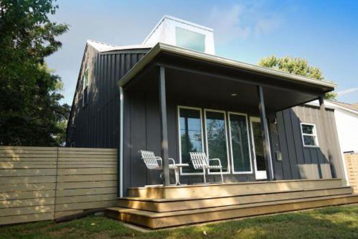 Modern Minimalist Comfort 5 Minutes From Downtown - thumb 6