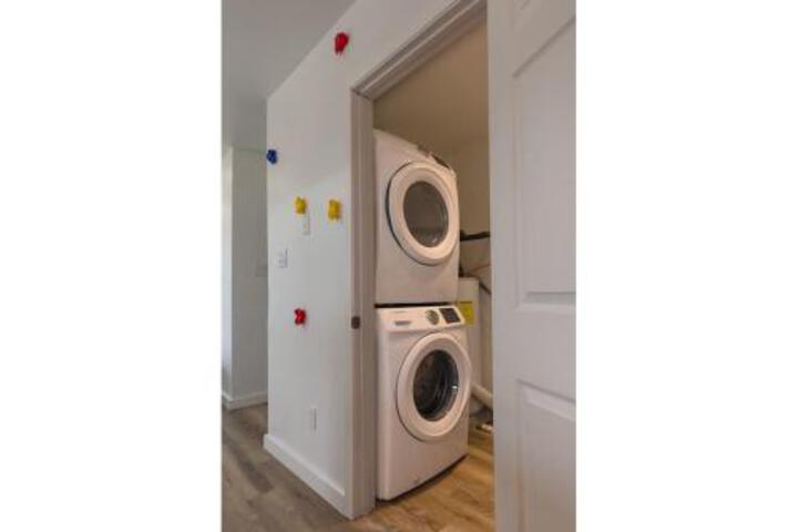 Modern Minimalist Comfort 5 Minutes From Downtown - thumb 2