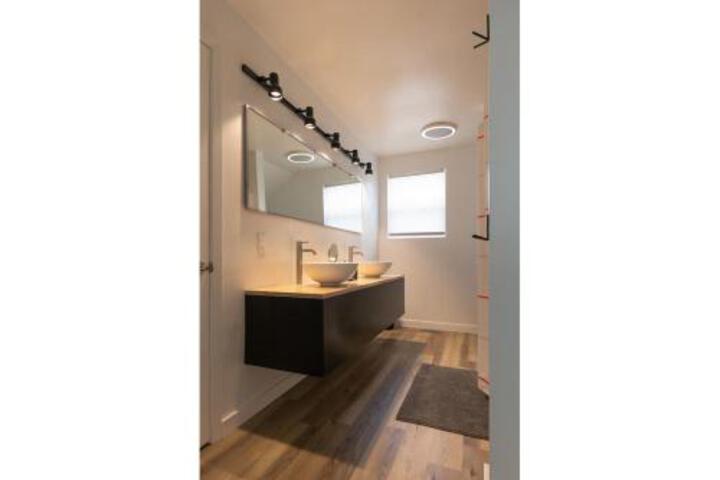 Modern Minimalist Comfort 5 Minutes From Downtown - thumb 4