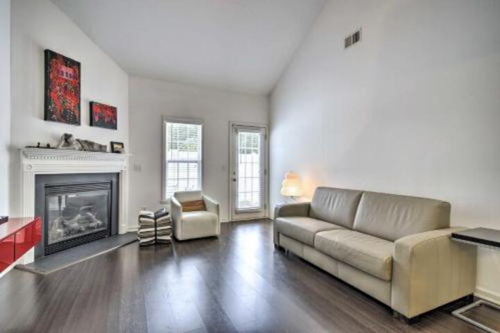 Inviting High Point Townhome W / Patio+Privacy - thumb 2