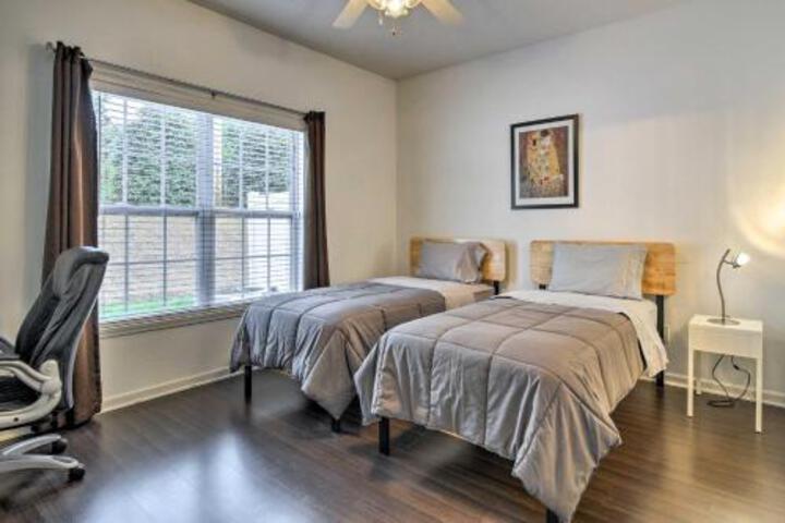 Inviting High Point Townhome W / Patio+Privacy - thumb 6