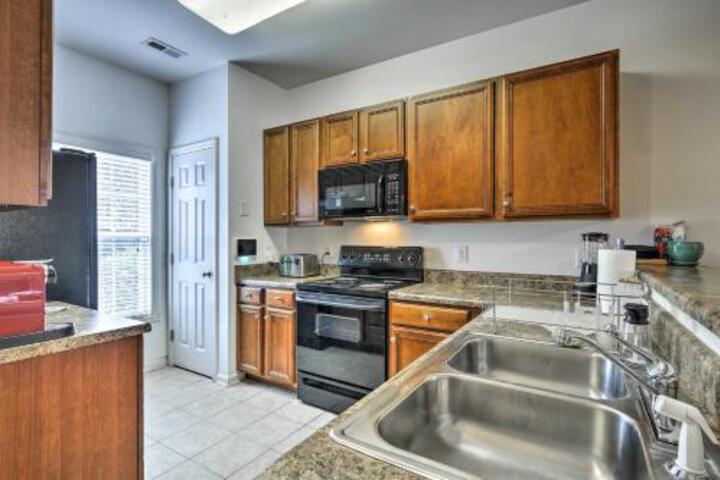 Inviting High Point Townhome W / Patio+Privacy - thumb 5