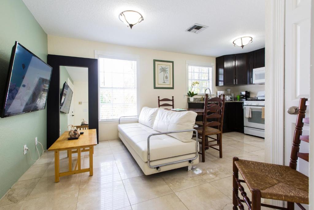 Tropical Garden Bungalow B - thumb 2