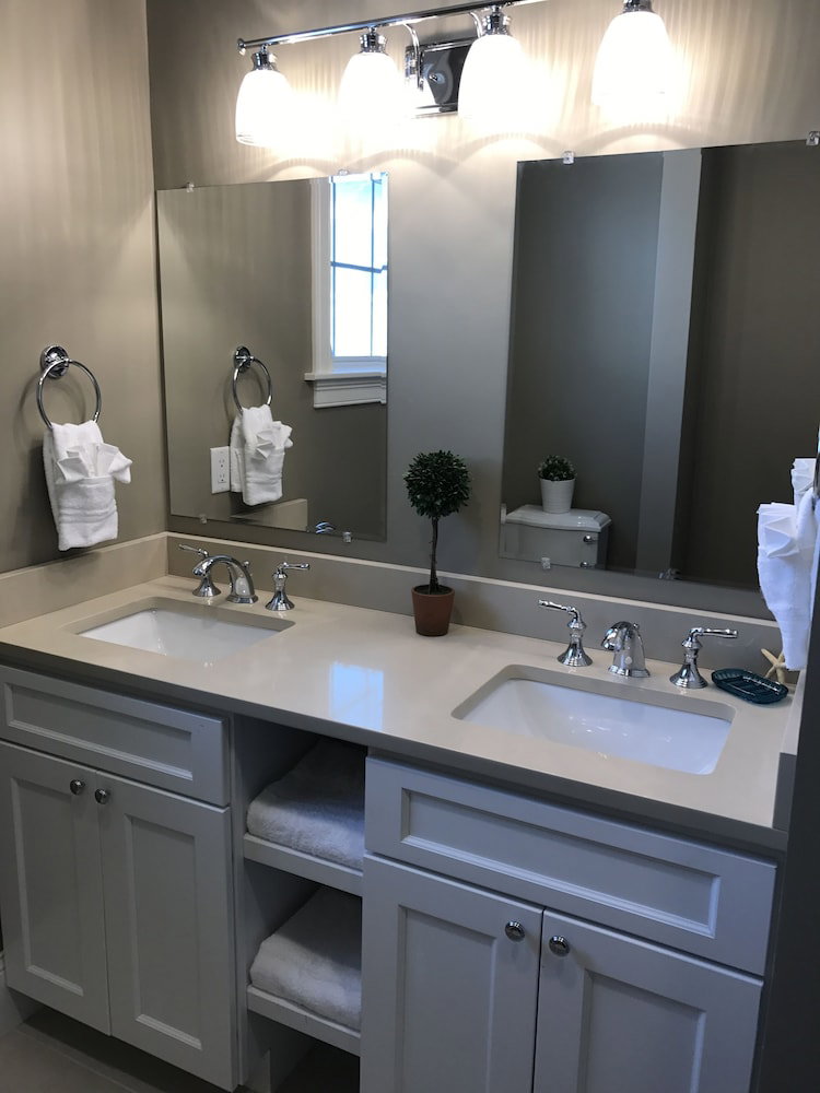 Cole's Court Newport - thumb 2