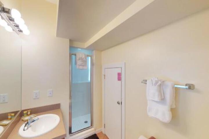 Hemingway Hideaway - thumb 2