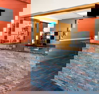 Super 8 by Wyndham Lincoln West - Tourism Bookings