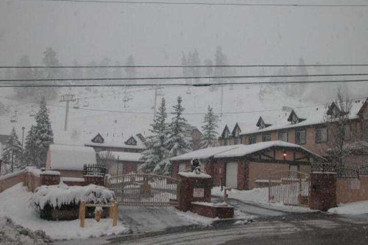 Slopeside Chalet - thumb 3