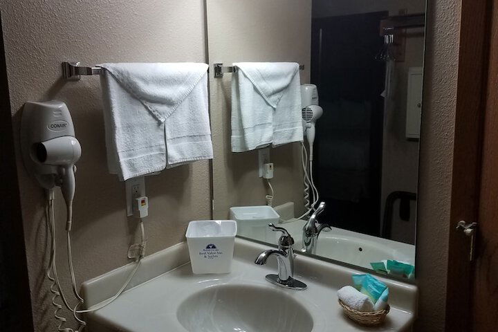 Americas Best Value Inn & Suites Bismarck - thumb 5