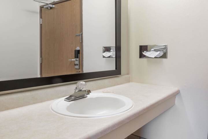 Super 8 By Wyndham Lebanon - thumb 6