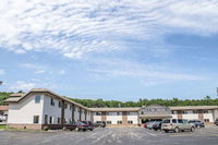 Econo Lodge Inn  Suites