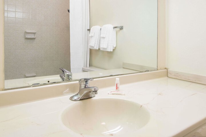 Super 8 By Wyndham Wooster - thumb 2