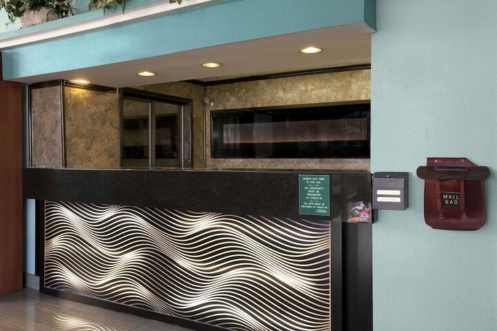 Super 8 By Wyndham Conference Center NAU/Downtown - thumb 1