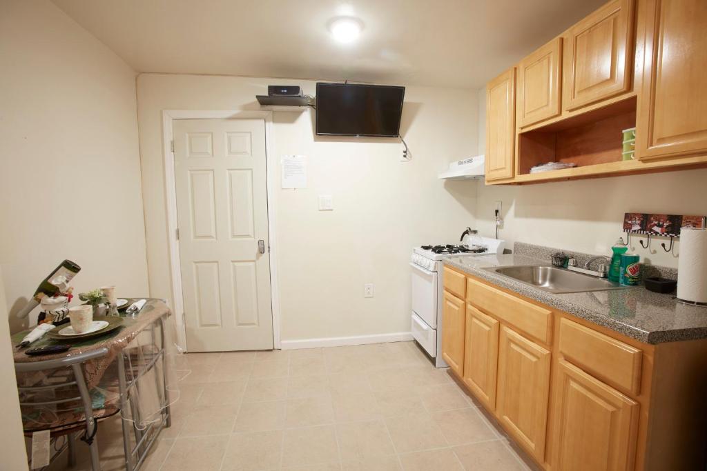 STUDIO & ONE BEDROOM APARTMENTS - thumb 6