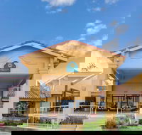 La Quinta Inn  Suites by Wyndham Redding - Students Accommodation