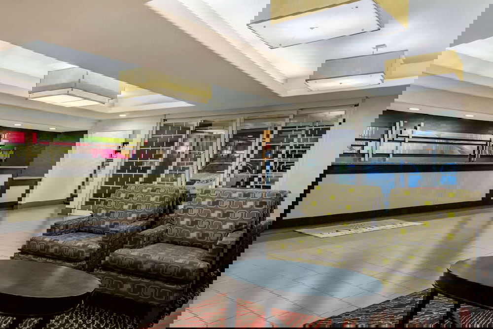 La Quinta Inn & Suites By Wyndham Fresno Riverpark - thumb 5