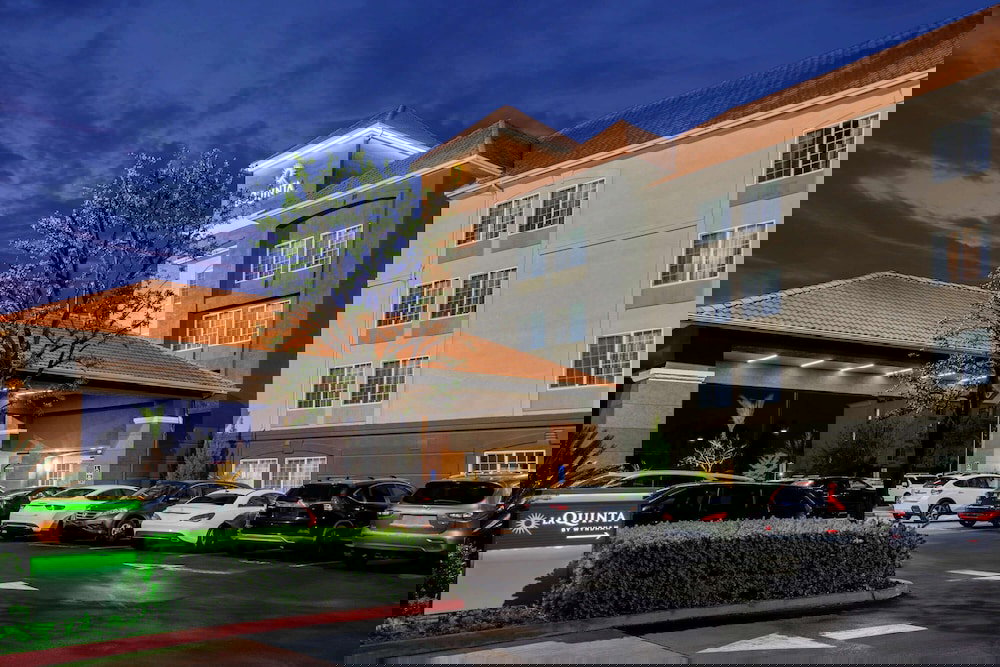 La Quinta Inn & Suites By Wyndham Fresno Riverpark - thumb 1