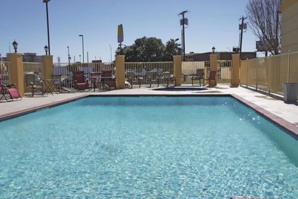La Quinta Inn & Suites By Wyndham Brownwood - thumb 1