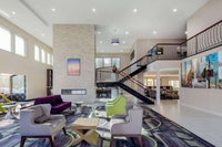 La Quinta Inn  Suites by Wyndham Oakland - Hayward