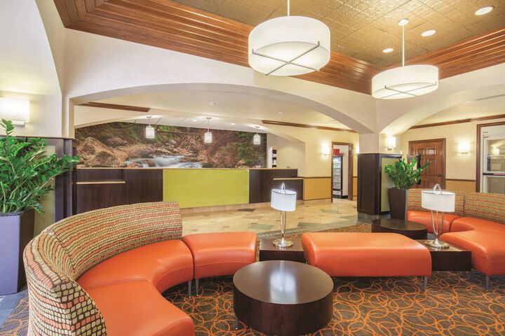 La Quinta Inn & Suites By Wyndham Bentonville - thumb 4