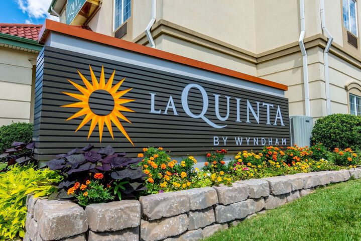 La Quinta Inn & Suites By Wyndham Bentonville - thumb 2