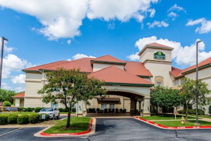 La Quinta Inn & Suites By Wyndham Bentonville - thumb 0