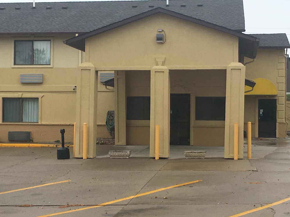 Super 8 By Wyndham Newton - thumb 0