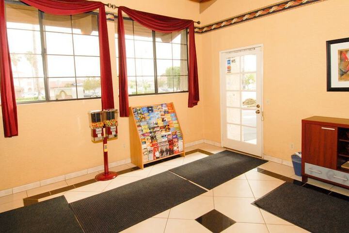 Regency Inn And Suites - thumb 2