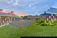 Super 8 by Wyndham Cave City